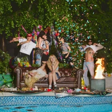 Lambrini Girls, CD WHO LET THE DOGS OUT